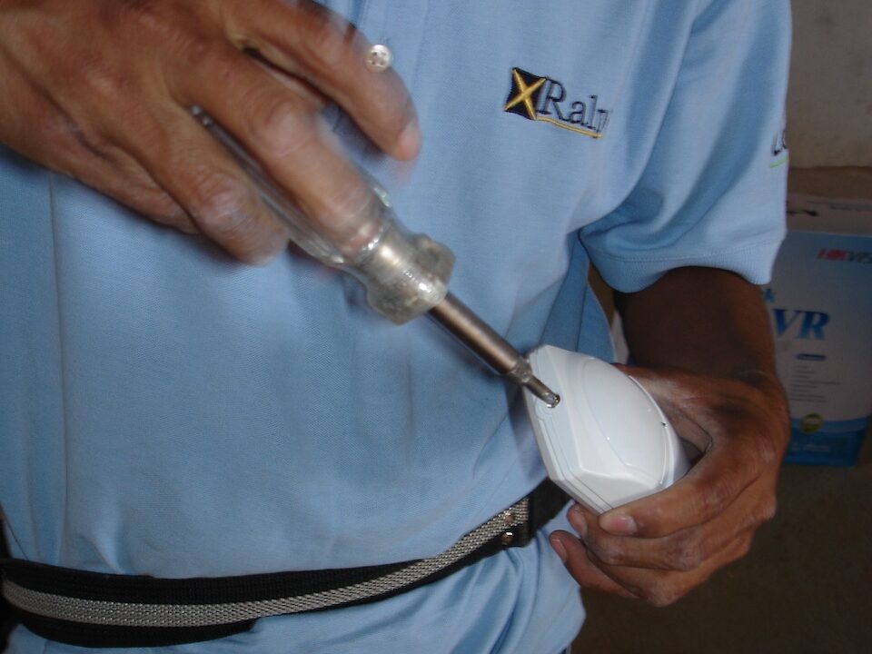 Personal técnico de RalpsElectronics realizando el reemplazo de un equipo durante un servicio de mantenimiento.
