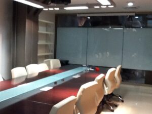 Sala de juntas con sistema de iluminación y tecnología integrada en proyecto de MRCI Technology.