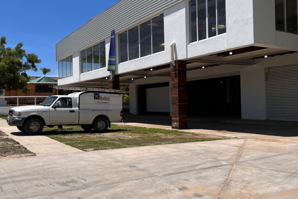 Edificio comercial con integración de sistemas tecnológicos realizada por RalpsElectronics.