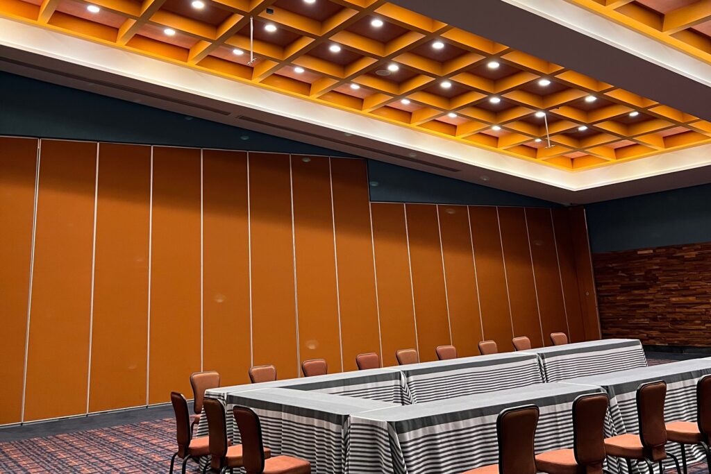 Salón de eventos con iluminación arquitectónica integrada, proyecto realizado por RalpsElectronics.