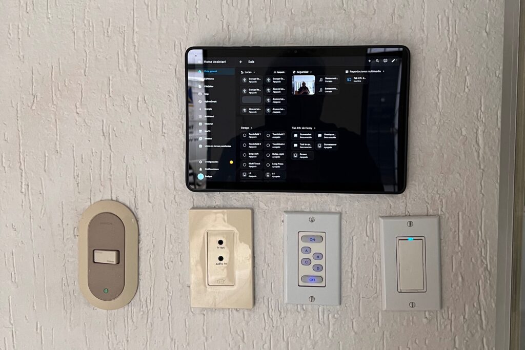 Tablet de control de hogar inteligente con sistemas integrados por RalpsElectronics.