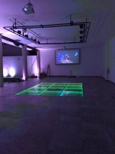 Salón de usos múltiples privado con iluminación ambiental, proyección de video y pista iluminada, proyecto de RalpsElectronics.